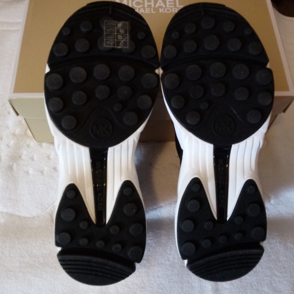 "New" Michael Kors Willow Slip On Scuba Sneakers - Picture 13 of 16